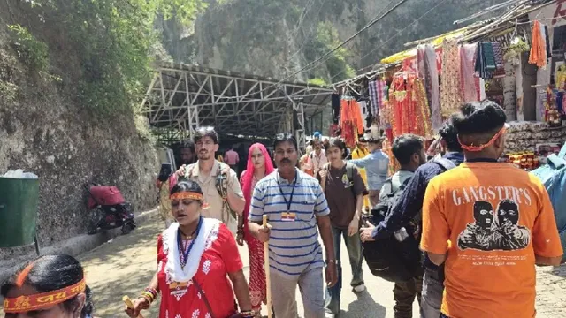 वैष्णो देवी में श्रद्धालुओं की भीड़ को देखते हुए कड़े सुरक्षा इंतजाम, पिट्ठू-घोड़ा चालकों का होगा सख्त सत्यापन

